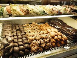 Il piatto tradizionale della fellata prevede salame napoletano, uovo sodo e ricotta salata, anche la pastiera napoletana è il dolce tipico della pasqua a napoli. Cucina Napoletana I Piatti Che Non Devono Mai Mancare