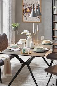 Esszimmer Mit Tisch Aus Dunkler Keramik Und Deko Im Nordic Chic Style Pendelleuchte Grau Pendelleuchte Betonoptik