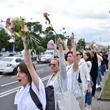 Frauen in weissrussland sind wunderbare gastgeberinnen und hausfrauen, sie sind gute mütter und ehefrauen, aber sie haben oft eine gute ausbildung und können nicht selten eine erfolgreiche karriere. Belarus Frauen In Weiss Werden Zum Symbol Der Proteste Stern De