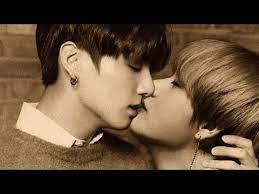 Juni 2013 hatte er als sänger der band bts sein debüt mit dem titel. Bts Vkook Taekook Viguki Kim Taehyung Jeon Jungkook Naturally Youtube