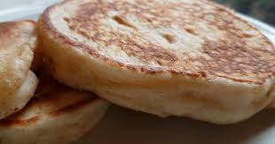 Melanger La Farine Le Sucre La Levure Le Sel L Eau Et Le Lait Dans Un Saladier Jusqu A Obtention D Une Pate Homogene Recette Crumpets Recette Alimentation