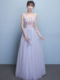 È il carta da zucchero, nella sua sfumatura così tenue e leggera, ma dal carattere forte e molto intenso, un fondamentale del guardaroba maschile che non passa mai di moda e che copre tutte le occasioni, dal look del business man a quello più informale ma non meno elegante. Abito Da Gala Svasato Con Scollo A V Carta Da Zucchero A Fiori Perline A Terra Di Lacci Smanicato In Tulle Per La Festa Della Maturita Milanoo Com
