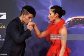 Mena Massoud And Naomi Scott Attend The Movie Premiere Of Aladdin Naomi Scott Aladdin Movie Aladdin And Jasmine