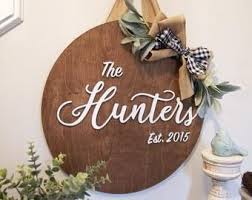 Hanger Personnalise De Porte En Bois Signe De Nom De Famille Etsy In 2020 Christmas Door Hanger Wood Door Hangers Front Door Signs