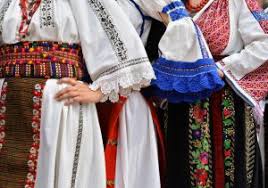 Printre piesele noastre vestimentare preferate pe primul loc se află ia. Ziua Iei CÄƒmaÈ™a TradiÈ›ionalÄƒ RomaneascÄƒ SÄƒrbÄƒtoritÄƒ In Lumea IntreagÄƒ