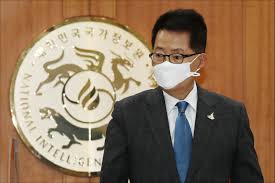 '반(反)국가활동'을 계획했다는 혐의로 무기징역을 선고받았던 고(故) 신영복 전 성공회대 교수의 손글씨로 원훈이 새겨졌기 때문이다.국가보안법수호자유. êµ­ì •ì› ê³¼ê±° íƒˆë¶ìž ìœ„ìž¥ ê°„ì²© ì‚¬ê±´ ì „ìˆ˜ ì¡°ì‚¬ ì¡°ì„ ì¼ë³´