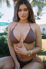 Кайли дженнер кайли дженнер любительница яркого макияжа, моды, а также многочисленных. Skolko Stoit Telo Kajli Dzhenner I Kak Ona Ego Dostigla Kommentiruet Hirurg