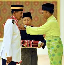 Darjah yang mulia pangkuan negara) is a malaysian federal award presented for meritorious service to the country. 278 Terima Darjah Kebesaran Persekutuan Semasa Mstar