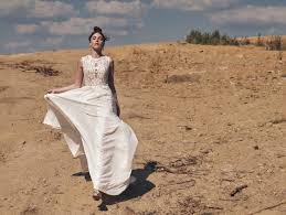 Brautkleid in weiß, schulterfrei, im nacken mit einem knopf zum schließen, über den rücken. Annais Bridal