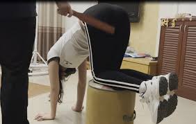 FetiSale - Video  《纪舒静的家规责罚(重置版)》客户定拍调教之阿然剧情SP，和上次纪舒静责罚剧情完全一致，但是换了模特变成阿然，包括服装和挨打的情况等也做了些许调整，加入了打脚心play，整体更像女学生真实挨打了