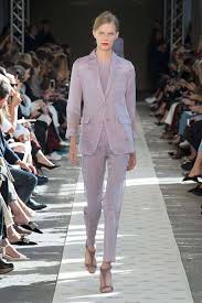 La disponibilità della data per la celebrazione del matrimonio e della dichiarazione deve essere richiesta presentandosi personalmente o a mezzo telefono. Vestiti Da Cerimonia Con Pantaloni Foto My Luxury