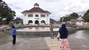 Gedung juang bekasi adalah sebuah situs sejarah yang terletak di kecamatan tambun selatan, kabupaten bekasi, jawa barat, indonesia. Mengunjungi Gedung Juang 45 Tambun Yang Makin Populer Kbeonline Id