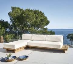 La belle idée est d'avoir mis des mini jardinières dans les dossiers du canapé pour un esprit bucolique réussi. Canape D Angle Gauche De Jardin 4 6 Places Ecru Et En Teck Recycle Matata Maisons Du Monde