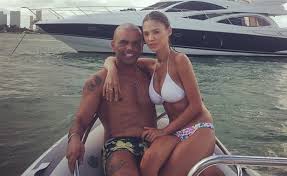 מי שיצטלם לצד איילון בקמפיין הוא הדוגמן רז זלצרמן, ובן זוגה לחיים של איילון. ×¢×•×ž×¨×™ ×—×™×•×Ÿ