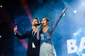 Alan palmieri e elisabetta gregoraci con la partecipazione di mariasole pollio (dall'edizione 2018). Battiti Live 2017 Parte Da Bari A Vele Spiegate Radionorba