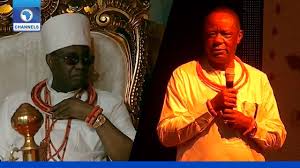 Captain hosa okunbo, a trained commerical pilot and billionaire business magnate has reportedly lost his life. Daiwuxm Al 5em