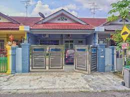 A development project of the company pelangi berhad, it covers 922 acres and contains close to 10,000 housing units. Klinik Abreza Taman Perling Alhajir