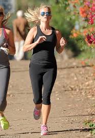 Das kleid hat alles, was wir uns von einem perfekten hemdblusenkleid wünschen. Reese Witherspoon Slips Her Svelte Figure Into Tight Workout Gear Yoga Wear Fashion Running Clothes Reese Witherspoon Style