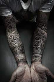 Du tatouage discret à celui qui recouvre le bras entier, vous trouverez forcément un style qui vous conviendra. Blackwork Tatouage Avant Bras Modele Tatouage Tatouage De Bras