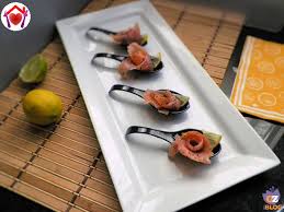 Vuoi preparare un piatto leggero e colorato, per aprire una cena o un pranzo? Aperitivo Di Salmone Con Semi Di Papavero