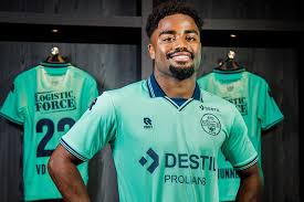 Alle shirts zijn voorzien van het willem ii embleem, reclame en een een. Willem Ii Presenteert Het Nieuwe Uitshirt Mintgroen Met Klassieke Donkerblauwe Kraag Willem Ii Bd Nl