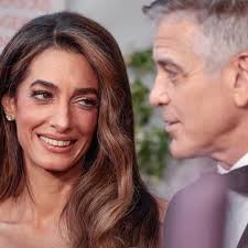 Kourtney Kardashian surprend son mari Travis Barker et lui annonce sa  grossesse en plein concert