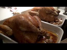 La Recette Du Chef Etoile Pour Un Poulet Roti Moelleux Et Croustillant Glissez Une Noix De Beurre A L Interie Recette Poulet Roti Roti Facile Recette Poulet