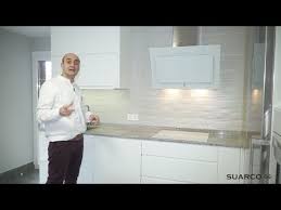 Por la luminosidad que aportan al espacio, por la su encimera de porcelánico que imita el mármol calacatta se ha hecho bajar por el lateral dando un toque muy chic a. Cocina Pequena En L Blanca Sin Tiradores Y Encimera De Granito Blanco Cristal Youtube