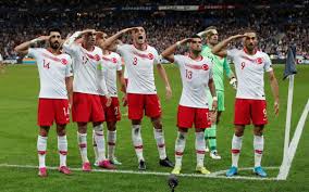 أعرب الرئيس التركي رجب طيب أردوغان، عن دعمه منتخب بلاده في مباراته الافتتاحية من بطولة أمم أوروبا 2020، ضد نظيره الإيطالي، الجمعة. Ø±ØºÙ… ØªØ­Ù€ Ù€Ø°ÙŠØ±Ø§Øª Ø§Ù„ÙØ±Ù†Ø³ÙŠÙŠÙ† Ø§Ù„Ù„Ø§Ø¹Ø¨ÙˆÙ† Ø§Ù„Ø£ØªØ±Ø§Ùƒ ÙŠØ­ÙŠ ÙˆÙ† Ù†Ø¨Ø¹ Ø§Ù„Ø³Ù„Ø§Ù… Ù…Ù† Ø¨Ø§Ø±ÙŠØ³ ÙˆØ§Ù„Ø¬Ù…Ù‡ÙˆØ± ÙŠØªÙØ§Ø¹Ù„ Ù…Ø¹Ù‡Ù… ÙÙŠØ¯ÙŠÙˆ Mada Post Ù…Ø¯Ù‰ Ø¨ÙˆØ³Øª