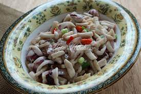 Terdapat pelbagai jenis cendawan dan antara jenis yang agak popular ialah seperti cendawan tiram kelabu, cendawan tiram putih, cendawan abalon. Cendawan Goreng Dengan Sotong Azie Kitchen