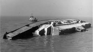 Surveys of the shipwreck and the surrounding seabed were carried out with a fan sonar and the crew received an overview of the condition of the ship. 60 Sekunden Bis Zur Havarie Grenzecho