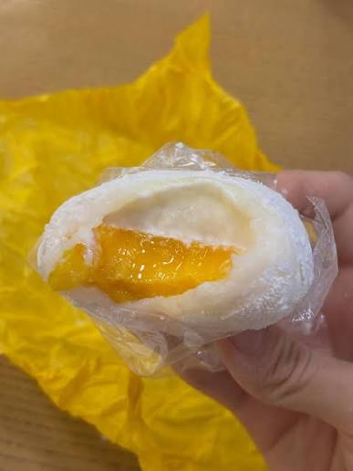 삼성 #한정선 #망고요거트찹쌀떡 요거트 신메뉴가 나와서 먹어보러 갔다. 나는 딸기 디저트를 제일 좋아하지만 요거트와는 망고가 더 잘  어울린다고 생각하는 편이라 망고로 구매했다. 망고가 잘 익어서 엄청 달달했고, 요거트 크림은 달달한 요거트맛이었는데 망고랑