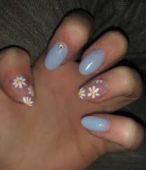 Daisy blue nails