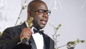 La presentación de daniela vega en la ceremonia de los oscar 2018. Cinema Steve Mcqueen Premier Realisateur Noir A Recevoir L Oscar Du Meilleur Film Jeune Afrique