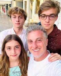 Luciano Huck com os filhos. ♥️🥰😍