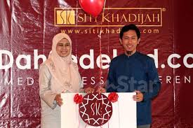 Dalam berbagai biografi siti khadijah disebutkan karakter unggulnya, yang telah terlihat sebelum dia menerima islam dan menjadi istri rasulullah saw. Anak Cari Telekung Siti Khadijah Untuk Jenazah Ibu Ad Din Mstar