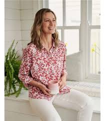 Confectionnée en viscose sablée légère, cette robe courte pastel est dotée de larges épaulettes rembourrées et d'une jupe évasée et féminine. Imprime Rives Ensoleillees Chemisier Imprime A Manches 3 4 Femme Viscose Woolover Fr