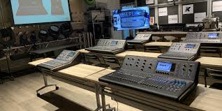 Perusahaan yang maju adalah perusahaan yang didukung oleh sumber daya manusia yang berkualitas. Midas M32 Basic 101 Amp Refresher Training Training Loud Technologies Asia