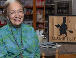 María llamas es la encargada de la tienda de menaje de cocina y escuela alambique, ubicada en el centro de madrid.fue fundada hace 40 años por clara maría gonzález de amezua, ganadora del premio nacional de gastronomía en 1983. Alambique Archivos 4 Home Menaje