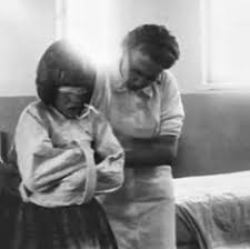 Nurse Child In A Psychiatry In A Straitjacket Restraint Kinder Und Jugendpsychiatrie Kind In Einer Zwangsjacke Fixiert Patientenfixierung Akutpsychiatrie Fach K Psychiatry Nurse Straight Jacket