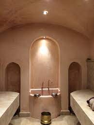 Il bagno turco, che differisce dalla sauna in quanto è caratterizzato da un ambiente fortemente umido, è un toccasana per il benessere e la bellezza del nostro organismo in quanto favorisce l'eliminazione delle tossine e degli strati cutanei di scarto grazie alla sudorazione indotta dal vapore acqueo e da temperatura (circa 40°) e umidità elevate (100%). Come Avere Un Bagno Turco In Casa