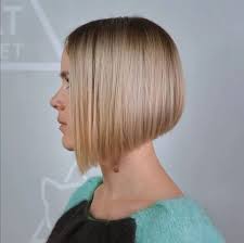 Il bob con maxi ciuffo laterale. Caschetto Corto Dietro Pari Con Frangia Scalato Liscio O Mosso