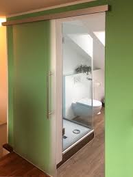 Glasdusche Unter Der Dachschrage Hinter Einer Schiebetur Aus Glas Duschabtrennung Badezimmer Dachschrage Dusche