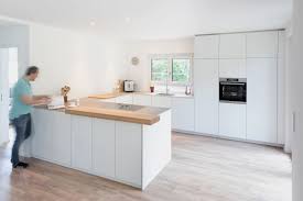 Neue Raume Moderne Kuche Weisse Kuche Schreinerkuche Designer Kuche Deckenhoch Moderne Kuche Kuchen Design Kuchenstil