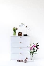 Diy Ledergriffe Fur Eine Individuelle Malm Kommode Von Ikea Ikea Hacks Malm Kommode Ikea Hacks Flur Malm Kommode Kommoden Dekorieren Malm
