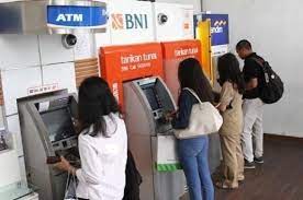Cara tarik tunai atm bca. Jangan Kaget Liat Atm Masih Kosong Ternyata Ini Penyebab Bantuan Langsung Tunai Blt Rp 600 000 Belum Masuk Rekening Motorplus