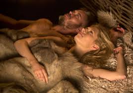 O sıralar maddi durumu çok da iyi değildi ve hiç olmazsa los angeles'ı görmüş derken 2012 yılında history channel'da yayınlanması planlanan belgesel drama vikings'te ragnar lothbrok rolünün teklifini kabul etti. 128085 Katheryn Winnick Ragnar Lothbrok Lagertha Travis Fimmel Vikings Mocah Org