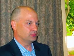 Ron Paul's supporters wait to be courted by Mitt Romney