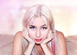 Charlotte Hannah's Instagram, Twitter & Facebook