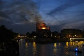 La mesure de l'échafaudage de notre dame de paris, 500 tonnes et plus de 40.000 tubes imbriqués les uns dans les autres, donne une idée de ce que son démontage va représenter. Defiguree Par Un Incendie Notre Dame De Paris Sera Rebatie Le Point Sur Ce Que L